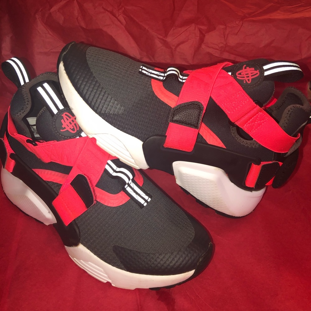 Nike Huarache’s black and red in good shape 4